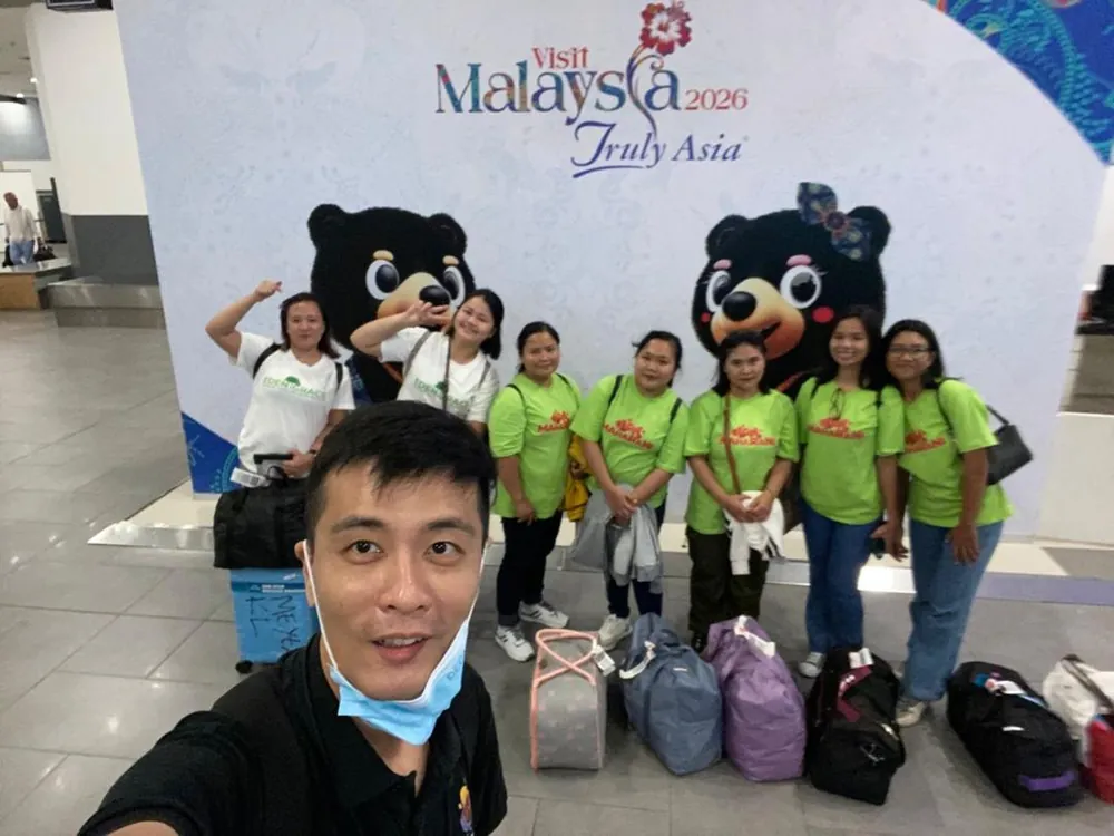 Era Moden staff with a group of helpers and their luggage at the airport arrival hall