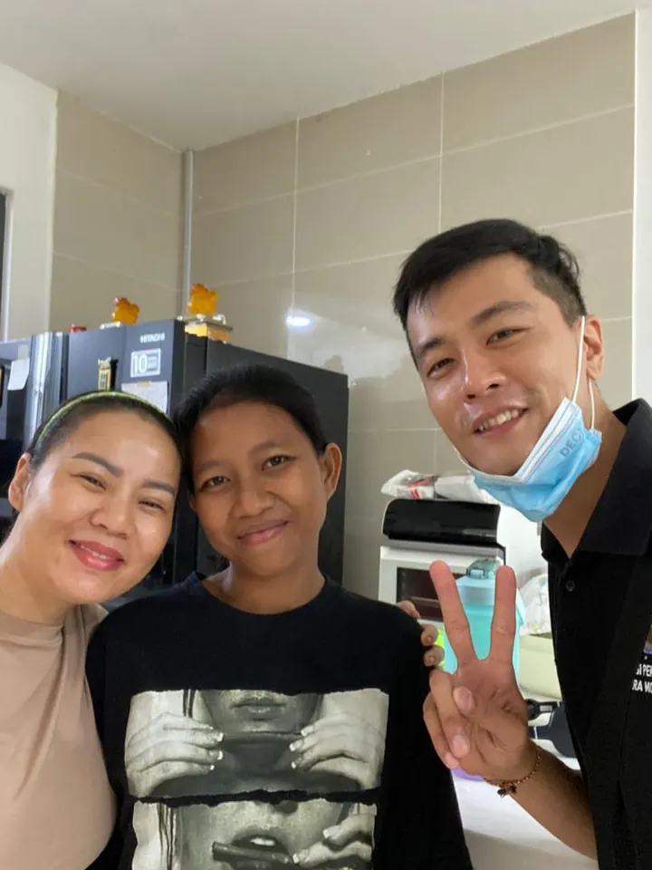 Mrs. Goh's helper with Era Moden staff