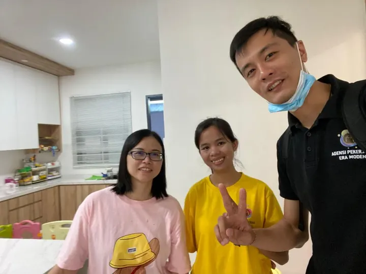 Ms. Stella with her helper and Era Moden staff at home